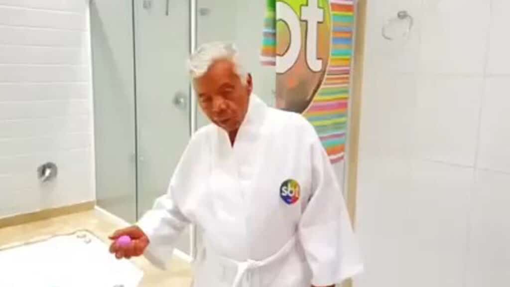 Silvio Santos presenteou Roque, primeiro funcionário do SBT, com uma casa 