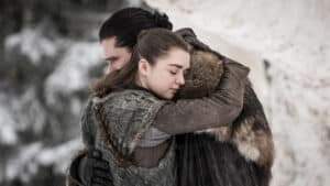 Imagem com foto dos personagens Arya Stark (Maisie Williams) e Jon Snow (Kit Harington) em cena da série Game of Thrones, da HBO Max