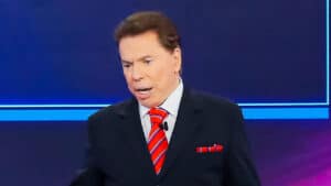 Imagem com foto de Silvio Santos durante apresentação de seu programa no SBT