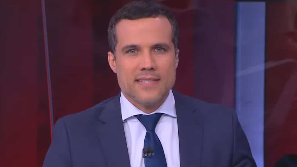 Imagem com foto do apresentador Felipe Moura Brasil, que apresentava o CNN Arena na CNN Brasil