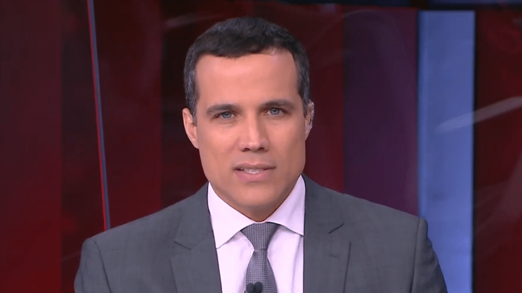 Imagem com foto do apresentador Felipe Moura Brasil durante o programa CNN Arena na CNN Brasil