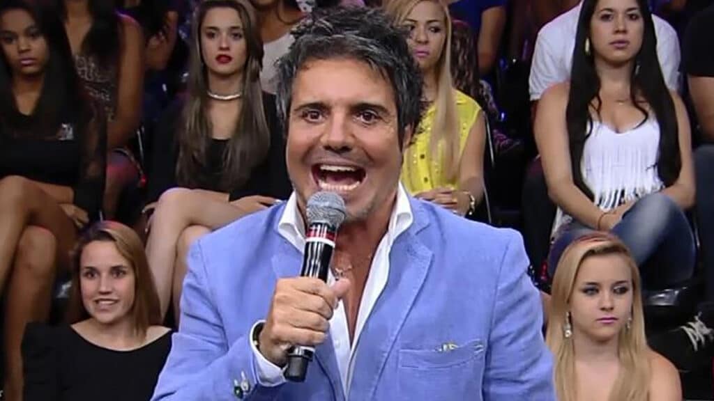 Imagem com foto de João Kleber durante apresentação do Teste de Fidelidade, na RedeTV!