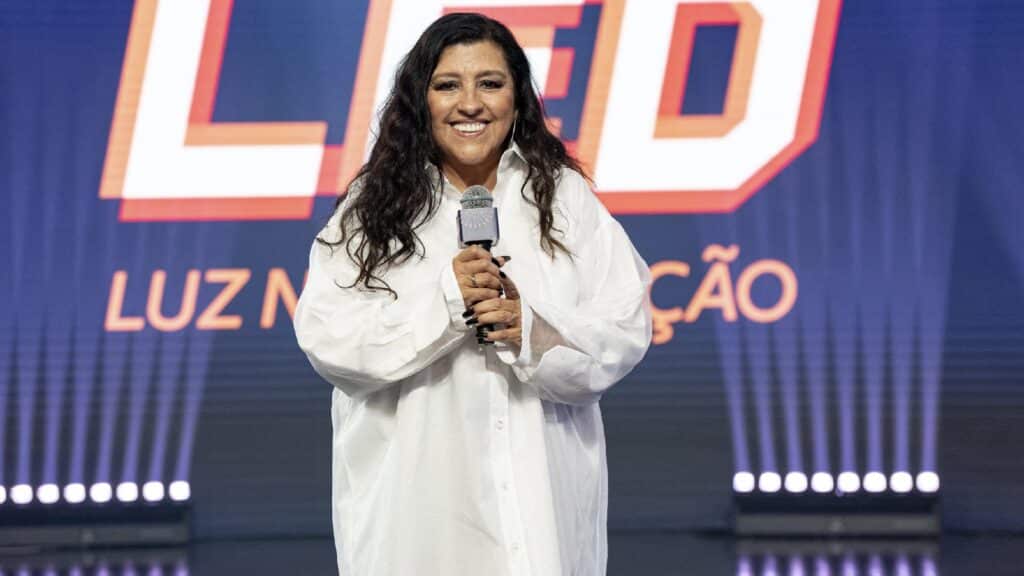 Foto da apresentadora Regina Casé no Especial LED, exibido pela Globo