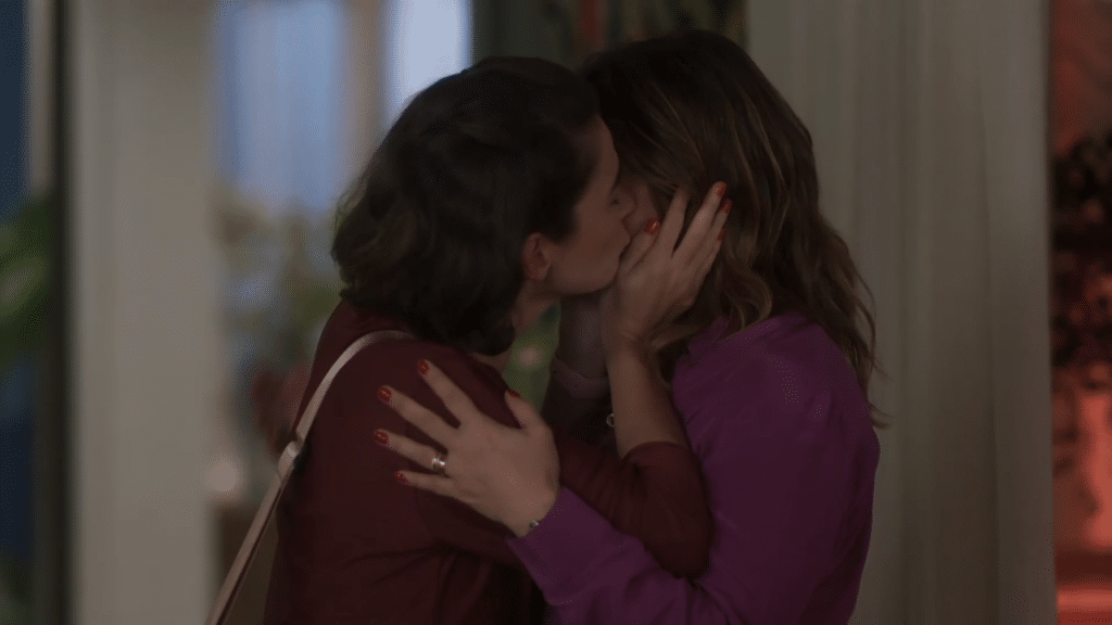 Imagem com foto do momento em que Helena (Priscila Sztejnman) beija Clara (Regiane Alves) no rosto em Vai na Fé