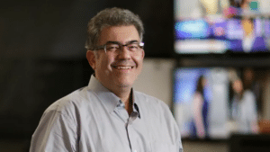 Imagem com foto do executivo Carlyle Ávila, novo diretor de Programação da TV Anhanguera, afiliada da Globo em Goiás e Tocantins