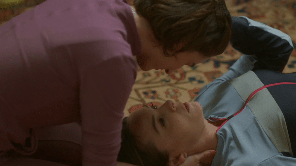 Imagem com foto da cena de beijo com as personagens Helena (Priscila Sztejnman) e Clara (Regiane Alves) na novela Vai na Fé, da Globo