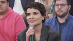 Imagem com foto da atriz de Travessia Vanessa Giácomo durante participação no Altas Horas