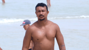 Imagem com foto do cantor Xamã curtindo um dia de praia no Rio de Janeiro