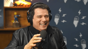 Imagem com foto do apresentador Celso Portiolli durante crise de riso ao relembrar episódio com Dudu Camargo