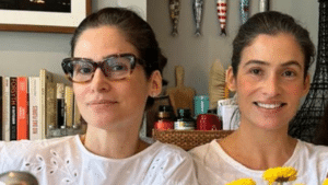 Imagem com foto das irmãs gêmeas Lanza Mazza e Renata Vasconcellos