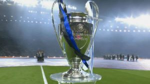 Imagem com foto da taça da final da Taça da UEFA Champions League, que fez o SBT superar a Globo na audiência