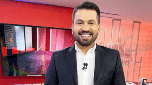 Imagem com foto do apresentador Bruno Fonseca, o Brunoso, que foi repórter de Sikêra Jr. na TV A Crítica