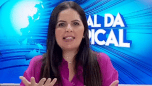 Imagem com foto da apresentadora Joélia Luz na apresentação do Jornal da Tropical, da TV Tropical, afiliada do SBT no Maranhão