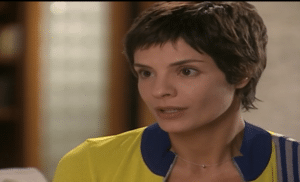 Raquel confessa a Helena que está no Rio de Janeiro fugindo de um ex companheiro abusivo em Mulheres Apaixonadas