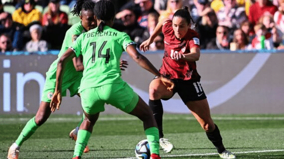 Foto de jogadoras de futebol em jogo transmitido pelo SporTV