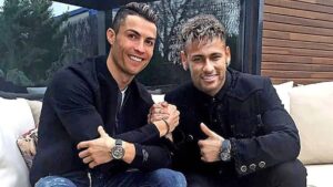 Foto de Cristiano Ronaldo, que negocia a compra de um canal de notícias, e Neymar Jr.