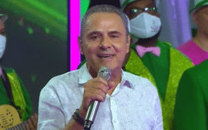 Foto de Luís Roberto no programa Seleção do Samba, da Globo