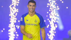 Foto de Cristiano Ronaldo sendo apresentado em time da Arábia