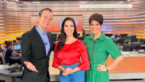 Imagem com foto de Celso Zucatelli, Larissa Santiago e Mariana Godoy, apresentadores da Record