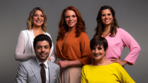 Imagem com foto dos apresentadores da GloboNews Daniela Lima, Leilane Neubarth, Camila Bonfim, Tiago Eltz e Mônica Waldvogel