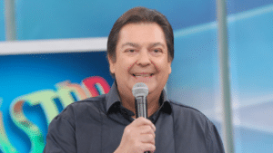 Imagem com foto do apresentador Fausto Silva no Domingão do Faustão, em 2013, programa da Globo