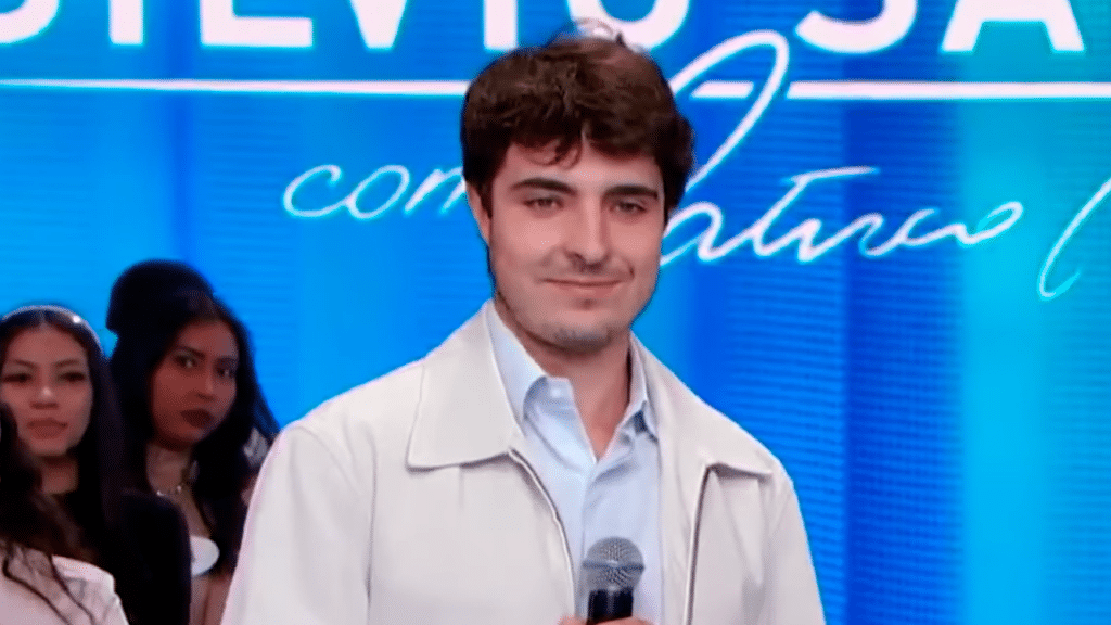 Imagem com foto de João Augusto Liberato, filho de Gugu Liberato, durante participação no Programa Silvio Santos