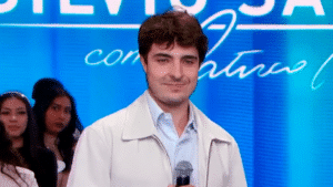 Imagem com foto de João Augusto Liberato, filho de Gugu Liberato, durante participação no Programa Silvio Santos