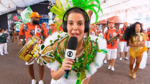 Imagem com foto da jornalista Mariana Gross durante transmissão do RJ1 sobre o carnaval
