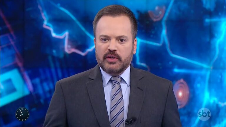 Foto do jornalista Marcelo Torres na bancada do telejornal SBT Brasil