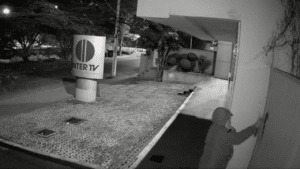 Imagem com foto do momento em que sede da Inter TV, afiliada da Globo, é alvo de vandalismo no Rio de Janeiro