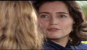 Margareth não se controla e tenta atropelar Rafaela depois de uma briga com Clara em Mulheres Apaixonadas