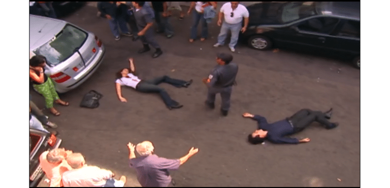 Theo e Fernanda são atingidos no meio de um tiroteio entre policiais e bandidos em Mulheres Apaixonadas