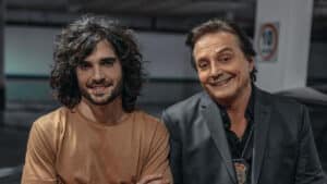 Foto do cantor Fiuk ao lado de seu pai, o também cantor Fábio Jr