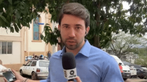 Gabriel Costa, repórter da RBS TV, afiliada da Globo, emocionado durante participação ao vivo