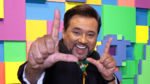 Geraldo Luís em foto fazendo sinal de tela de TV com as mãos