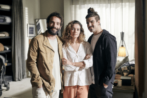 Foto de Humberto Carrão, Sophie Charlotte e Caio Castro em Todas as Flores, novela da Globo