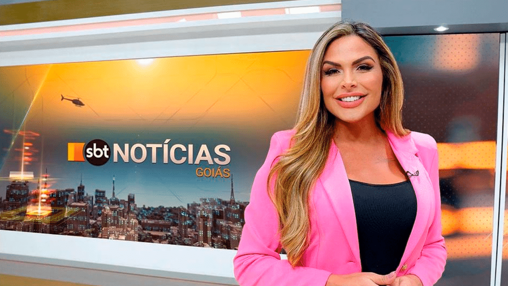 Silvye Alves, ex-apresentadora do Cidade Alerta, aparece sorridente no cenário do SBT Notícias