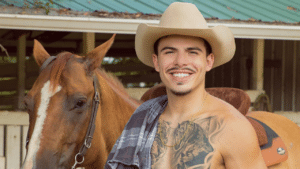 Ex-namorado de Larissa Manoela, Thomaz Costa aparece em foto sem camisa ao lado de cavalo