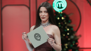 Ana Paula Padrão segurando envelope com nome do vencedor do MasterChef+, em 2022