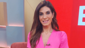 Andréia Sadi no cenário Estúdio i da GloboNews
