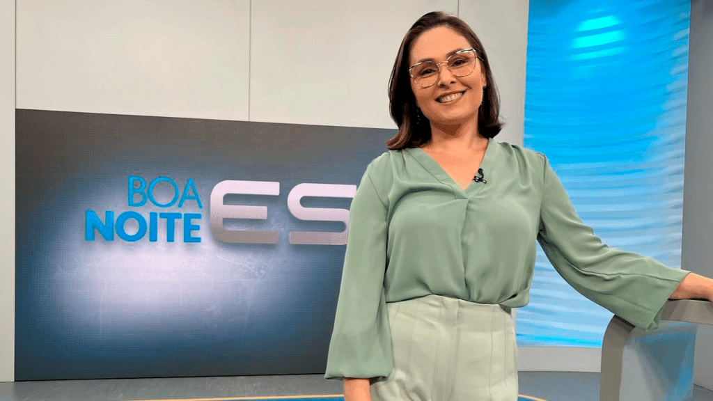 Daniela Abreu, apresentadora da TV Gazeta, afiliada da Globo, no cenário do Boa Noite ES