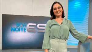 Daniela Abreu, apresentadora da TV Gazeta, afiliada da Globo, no cenário do Boa Noite ES