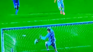 Momento em que goleiro comete falha durante jogo exibido pelo SporTV, canal pago da Globo