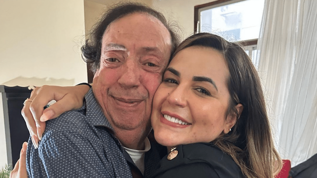 Marcos Oliveira e Deolane Bezerra abraçados durante visita da advogada ao ator