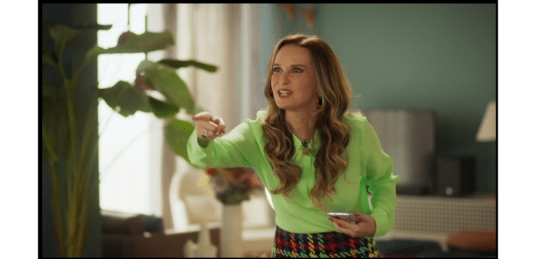 Alícia toma um susto ao ver uma multidão saqueando a loja de seu pai em Fuzuê