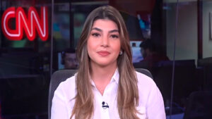 Danubia Braga durante apresentação de telejornal da CNN Brasil