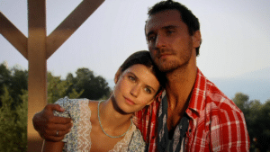 Imagem com foto dos atores Beren Saat e Firat Çelik em cena da novela Fatmagül