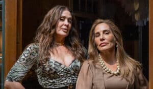 Emengarda/Emmy (Claudia Raia) e Irene (Gloria Pires) no cenário da novela Terra e Paixão, da Globo