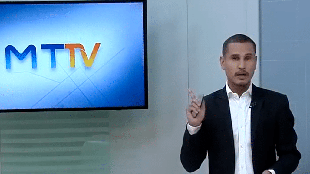 Dhyego Rodrigues, apresentador da Globo do Mato Grosso, durante o telejornal local MT1