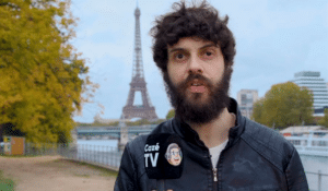 Diogo Defante segura microfone da CazéTV em vídeo de divulgação das Olimpíadas de Paris de 2024